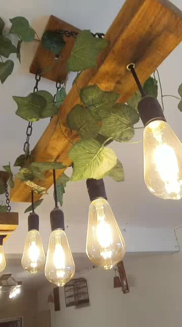 Lustre Rústico de Madeira com Corrente e Folhagem – 4 Pendentes Vintage Bivolt para Sala e Cozinha